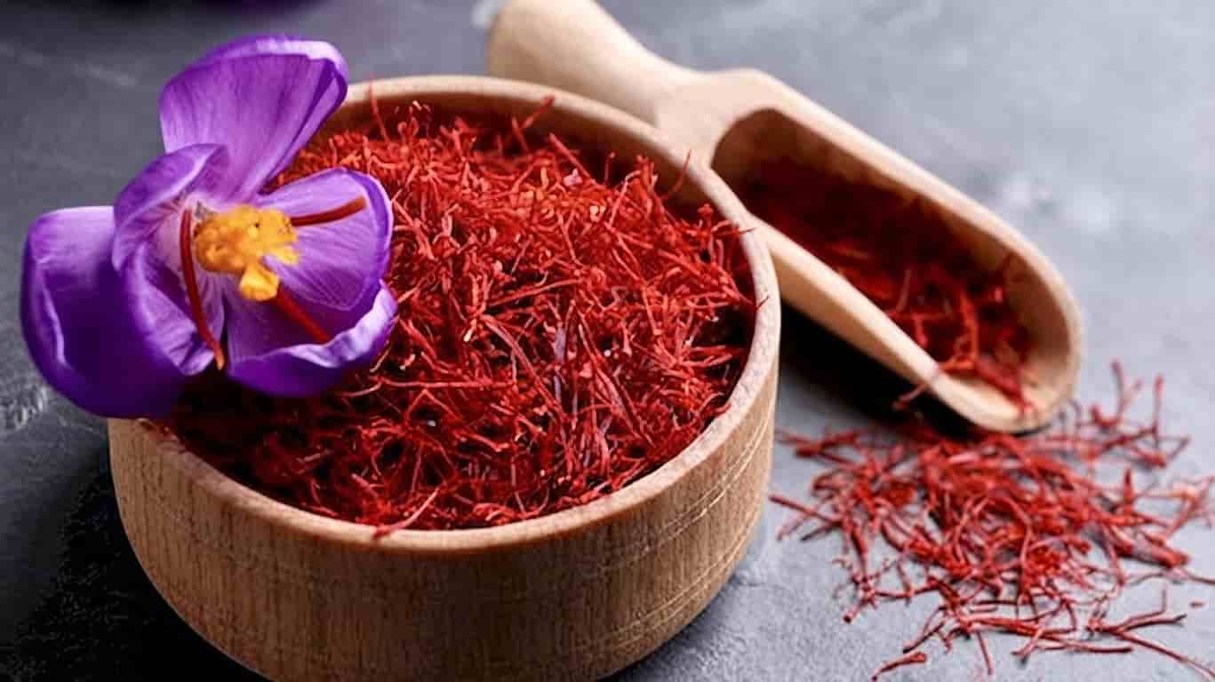 زعفران نگین درجه یک با رنگ دهی عالی و عطر طبیعی